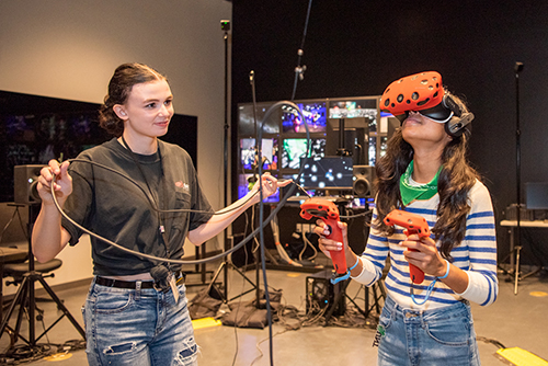 Two students working in the xREZ lab.